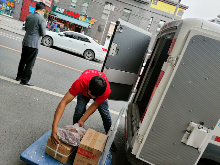 副本【定】百城精灵故事NO.8  续航王者！智蓝精灵与四川阿木领鲜社区运配_jm1033.png