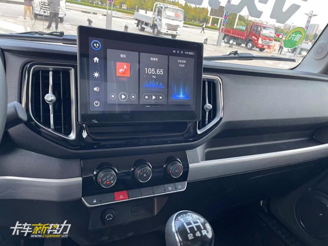 1667123105087.jpg 副本(修订)这款轻卡发布会让龙城万人空巷,领航M5为啥这么牛? - 副本407.jpg